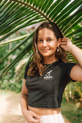 schøn.fashion - Crop Top Heather Black Leopard - Vorderseite Model unter Palme - life is schøn.