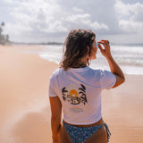 schøn.fashion - Crop Top White Leopard - Rückseite Model am Strand mit Brille - life is schøn.