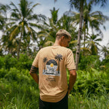 schøn.fashion - Shirt Unisex Latte - männliches Model Rückseite vor Palmen  - life is schøn.