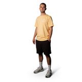 schøn.fashion - Shirt Unisex Nispero - männliches Model Vorderseit mit Hand in der Hosentasche - life is schøn.