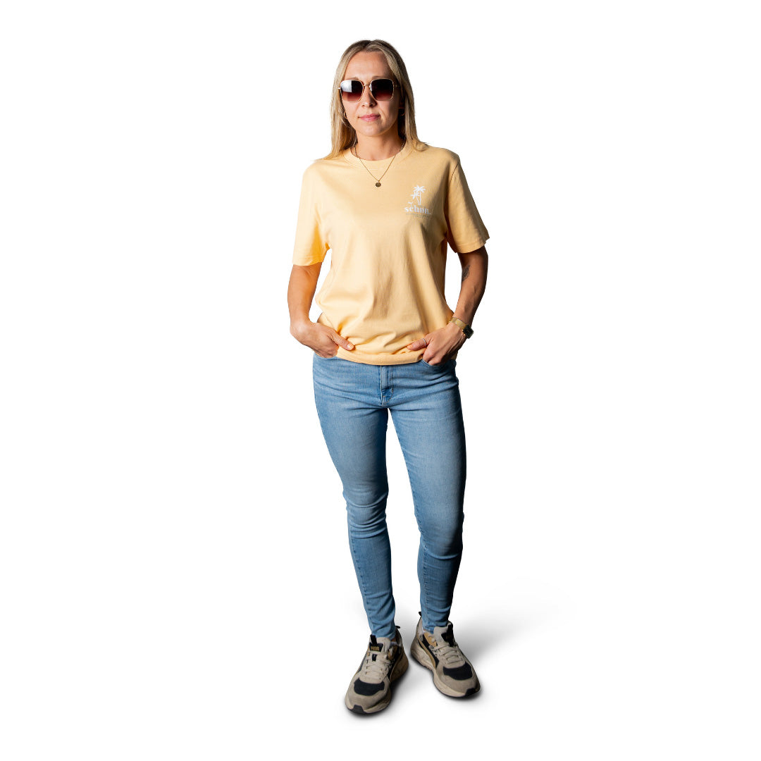 schøn.fashion - Shirt Unisex Nispero - weibliches Model mit Sonnenbrille Vorderseite - life is schøn.