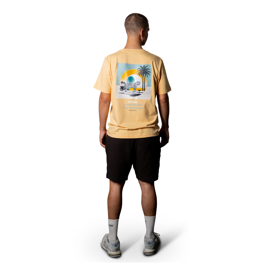 schøn.fashion - Shirt Unisex Nispero - männliches Model Rückseite mit kurzen Hosen - life is schøn.
